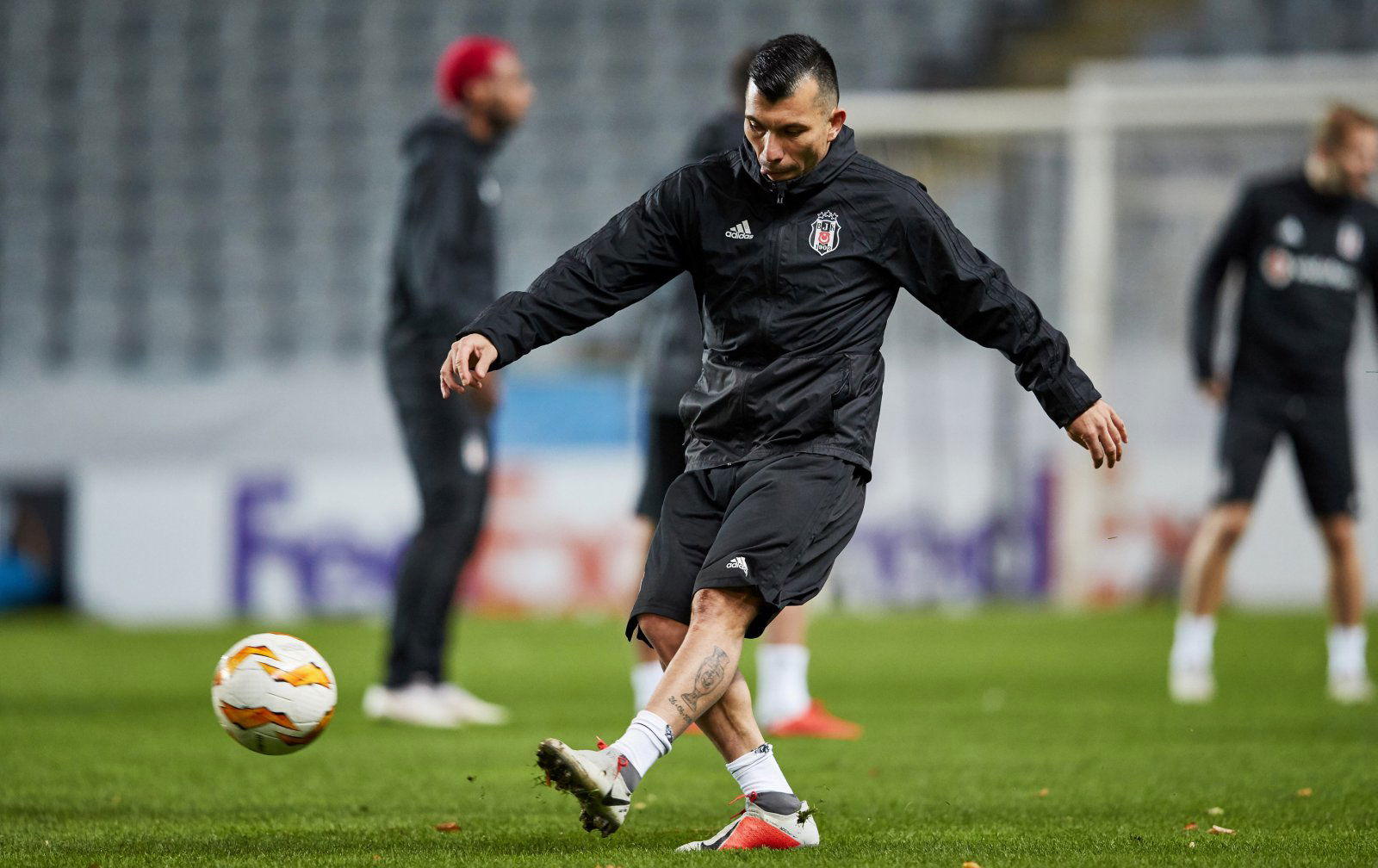 West Ham thought to be interested in Besiktas’ Gary Medel