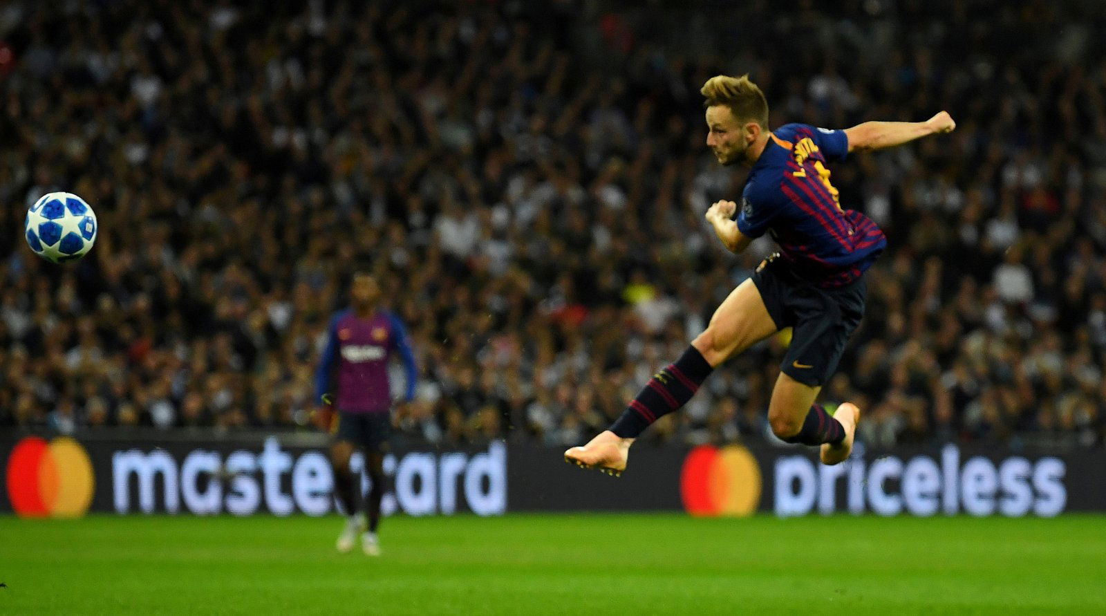 Manchester United: Barcelona look to sell Rakitic to raise funds