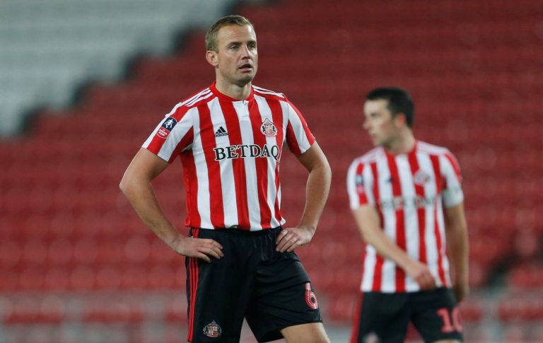 Sunderland: Lee Cattermole makes gesture to former club VVV Venlo