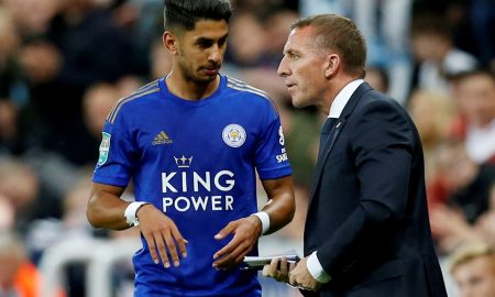 Leicester City manager Brendan Rodgers speaks to Leicester City's Ayoze Perez