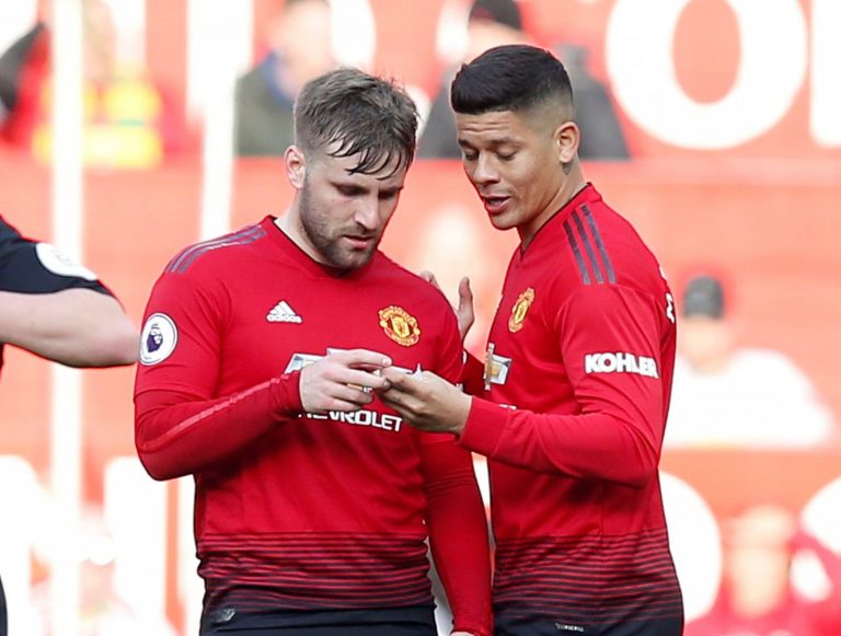Manchester United's Luke Shaw and Marcos Rojo read a note from Manchester United manager Ole Gunnar Solskjaer during the Watford match, March 2019