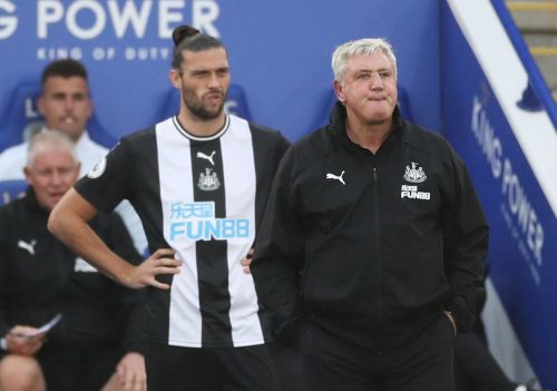 Newcastle United manager Steve Bruce and Andrew Carroll look dejected as the striker prepares to come on at Leicester City