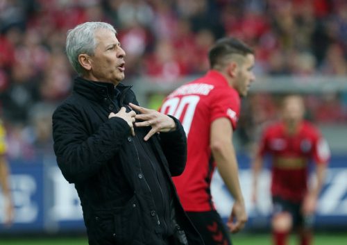 Borussia Dortmund coach Lucien Favre reacts v SC Freiburg