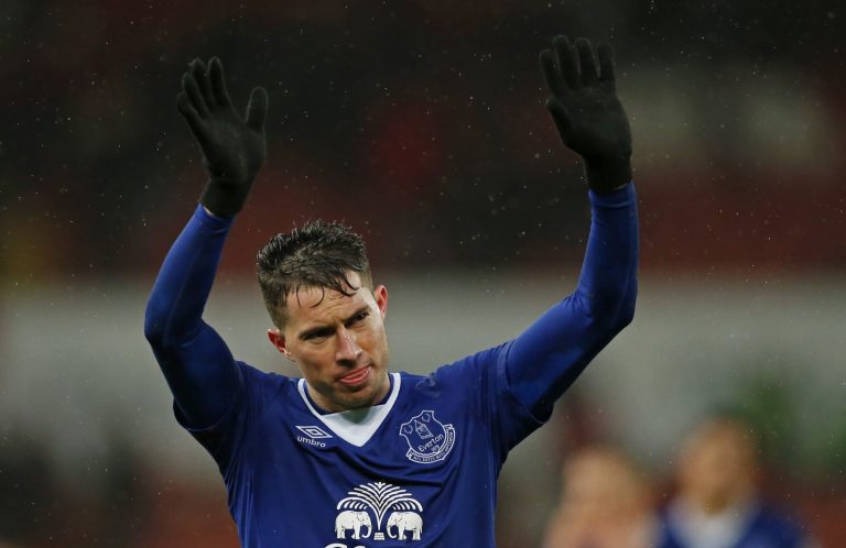 Everton: Fans credit Bryan Oviedo for respectful message to Andre Gomes