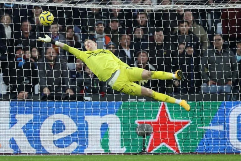 Everton: Fans not impressed with Jordan Pickford save during West Ham draw