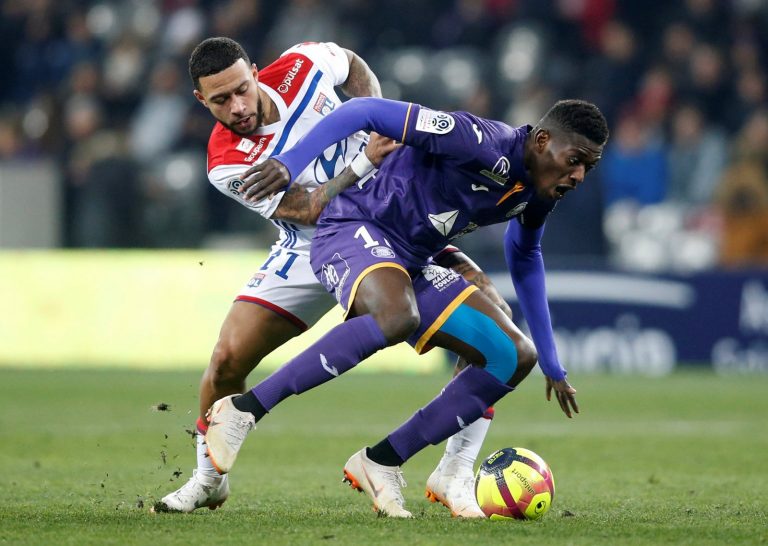 spurs-target-ibrahim-sangare-tussles-with-memphis-depay
