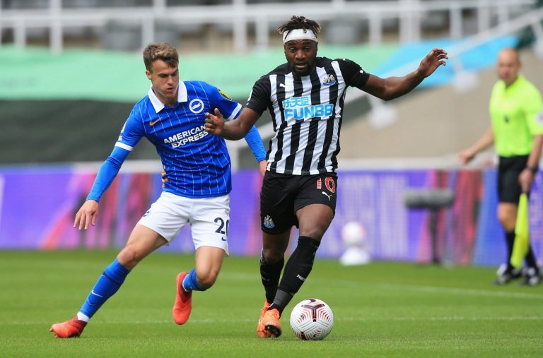 Allan Saint-Maximin gets away from Solly March