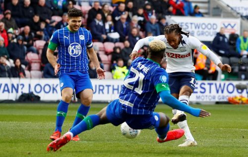 daniel-johnson-shoots-vs-wigan