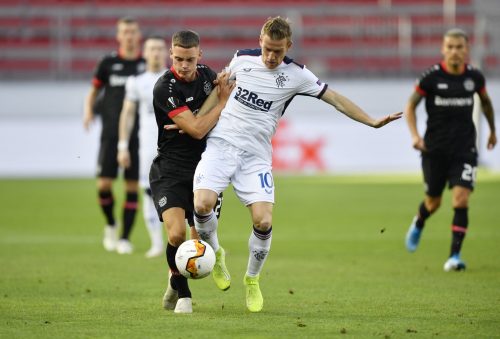 steven-davis-shields-the-ball-vs-bayer-leverkusen