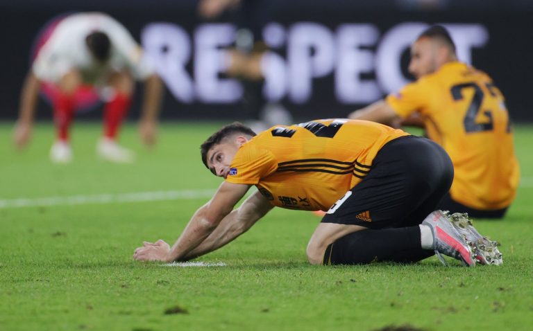 Wolverhampton-Wanderers'-Ruben-Vinagre-looks-dejected-after-the-match