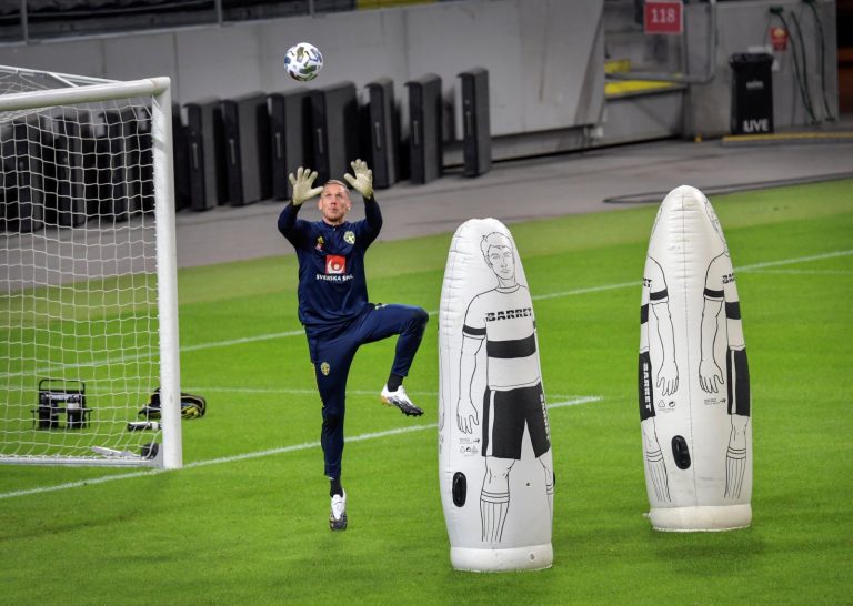 Everton: Darren Bent blasts Carlo Ancelotti for leaving out Robin Olsen versus Manchester United