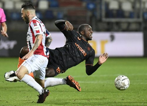 glen-kamara-is-fouled-vs-willem-II