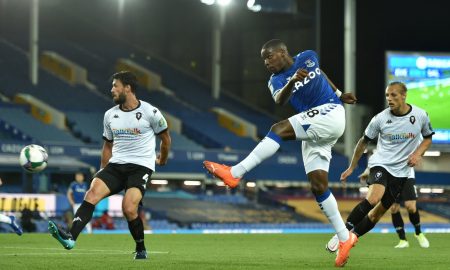 niels-nkounkou-shoots-against-salford