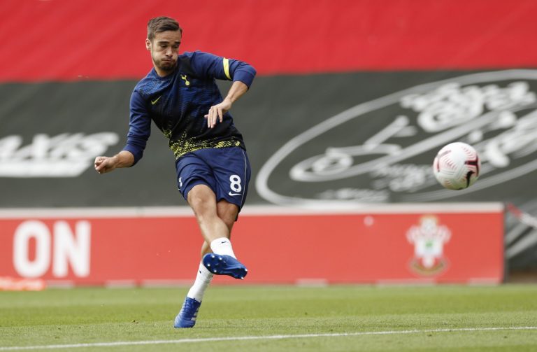 harry-winks-warms-up-for-tottenham