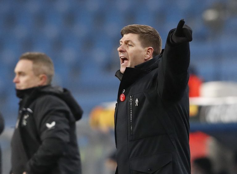 steven-gerrard-shouting-instructions-vs-lech-poznan