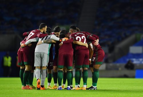 Wolves-players-huddle