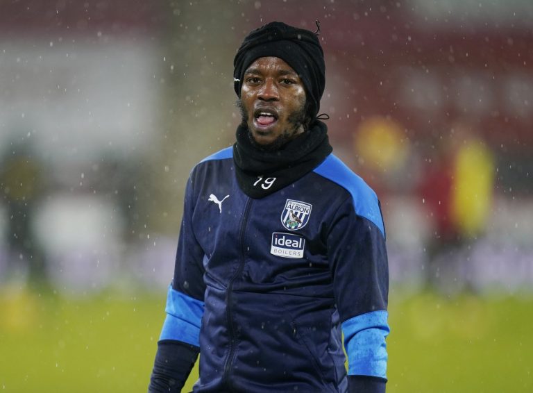 romaine-sawyers-warming-up