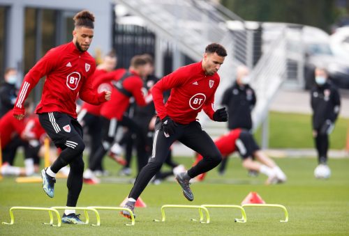 hal-robson-kanu-in-wales-training