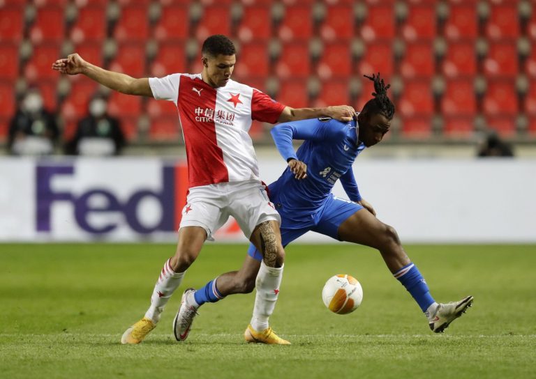 joe-aribo-battles-vs-slavia-prague