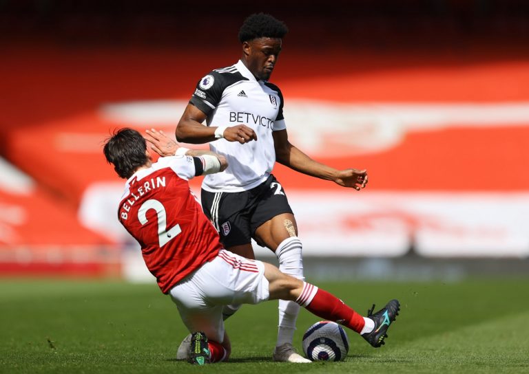 Hector Bellerin tackles Ivan Cavaleiro