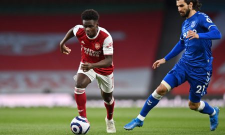 Bukayo Saka gets away from Andre Gomes