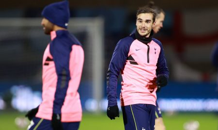 harry-winks-warming-up-with-tottenham