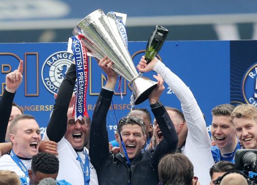 steven-gerrard-lifts-the-premiership-trophy