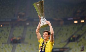 pau-torres-with-the-europa-league-trophy