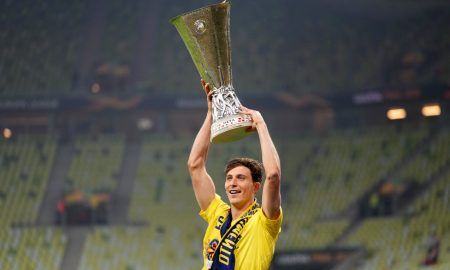 pau-torres-with-the-europa-league-trophy