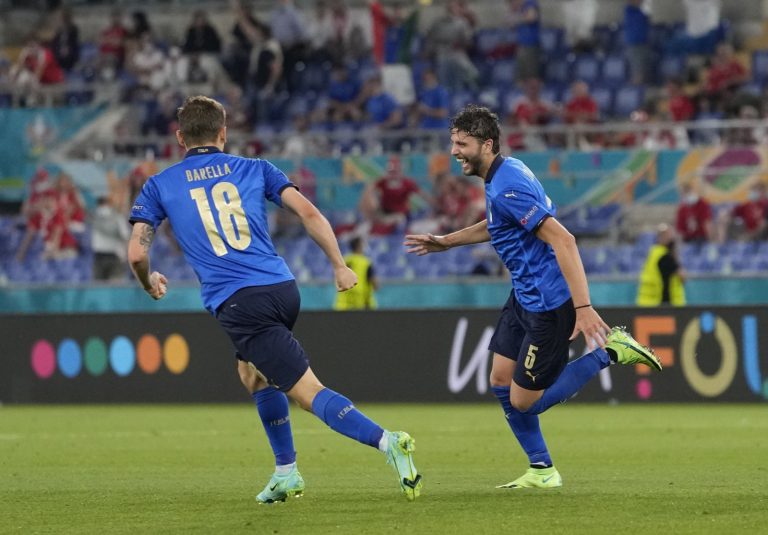 manuel locatelli in action for italy