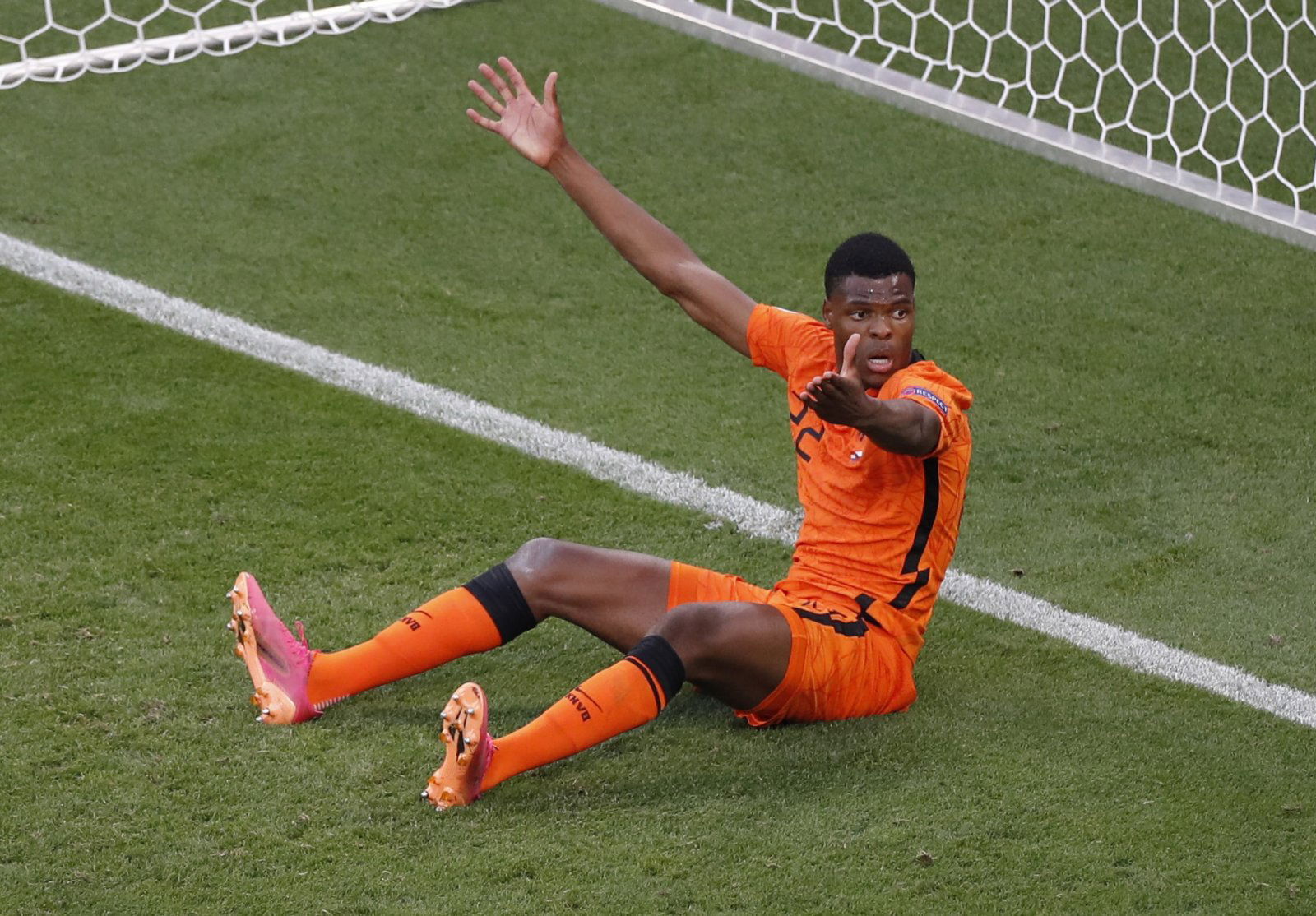 Everton: Paul Robinson lauds rumoured target Denzel Dumfries - Everton Transfer Rumours