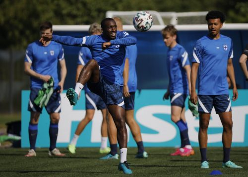 glen-kamara-enjoys-himself-in-finland-training