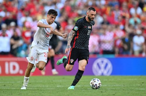 marcelo-brozovic-chased-by-pedri-at-euro-2020