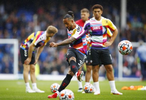 theo walcott warming up for southampton