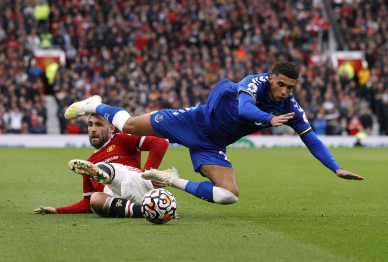 Manchester United: Fans slam Luke Shaw’s display v Everton