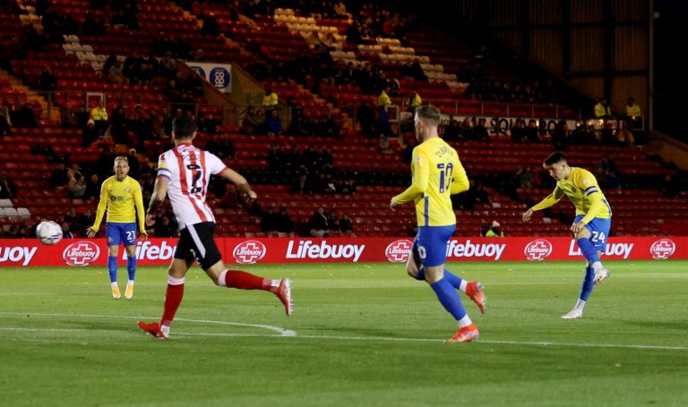 Sunderland: Fans react to Dan Neil contract extension