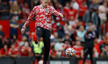 van-de-beek-warms-up-for-united
