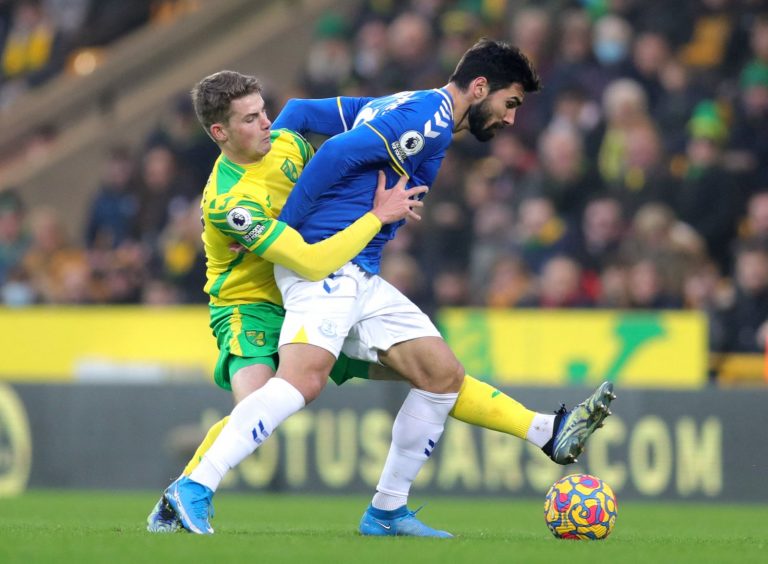 Everton: Fans slam Andre Gomes display