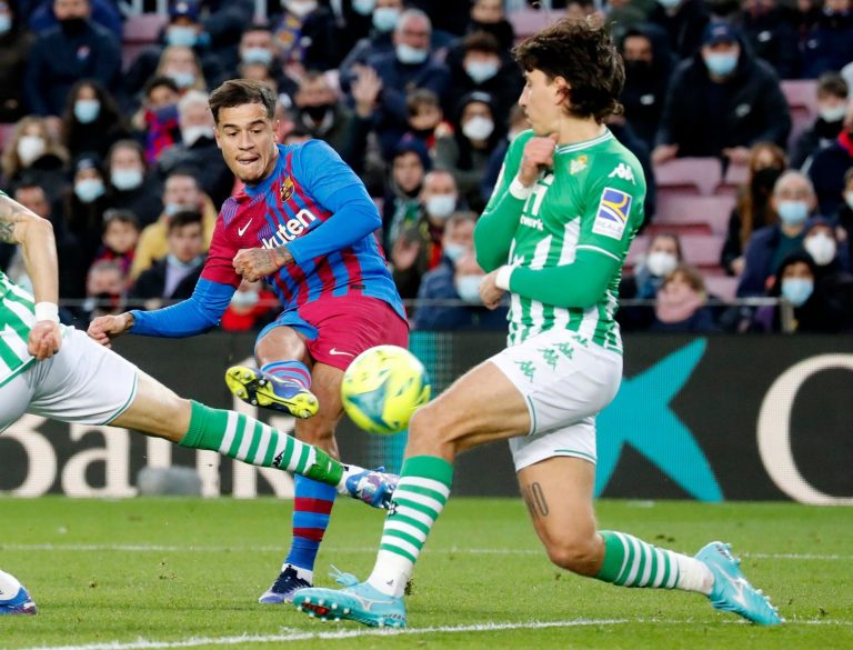 philippe coutinho shoots for barcelona