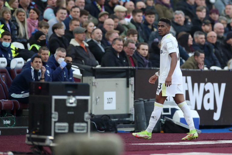 2022-01-16T142759Z_550437845_UP1EI1G146L86_RTRMADP_3_SOCCER-ENGLAND-WHU-LEE-REPORT