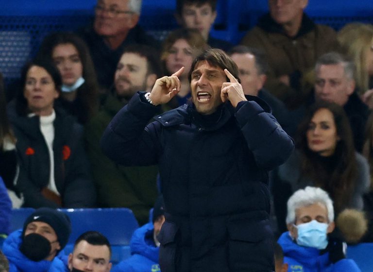 antonio conte on the spurs touchline