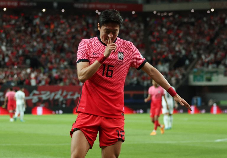 Hwang Ui-Jo celebrates