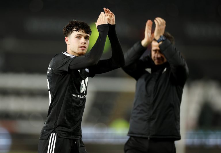 Neco-Williams-applauds-Fulham-fans