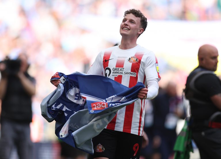 Sunderland: Black Cats in Nathan Broadhead talks