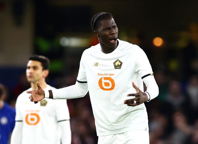 Amadou-Onana-in-action-for-Lille