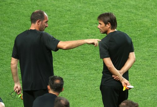 Antonio-Conte-during-training-for-Tottenham