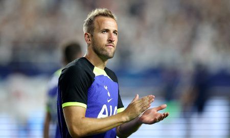 Harry-Kane-applauds-Tottenham-fans