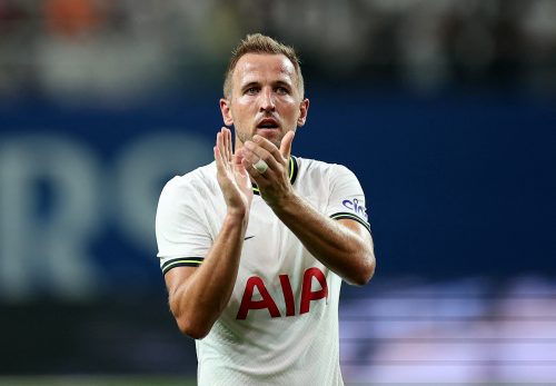 Harry-Kane-applauds-Tottenham-fans