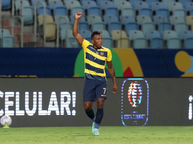Tottenham: Spurs in talks with Pervis Estupinan’s agent