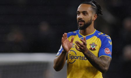 Theo-Walcott-applauds-Southampton-fans